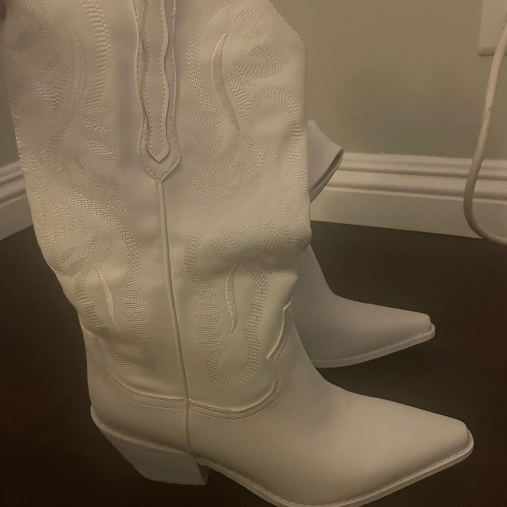 Women’s white cowboy boots never been worn